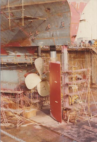 Lowering the stern over the rudder stock